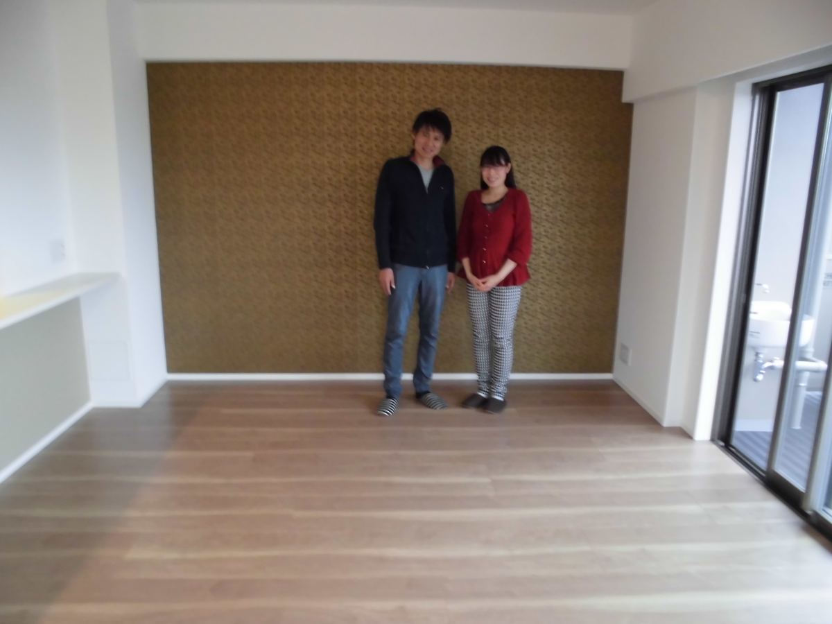 東京都練馬区のご新築マンションで施工後の床とお客様(ワンニャンすべらんフロアコーティング施工後)