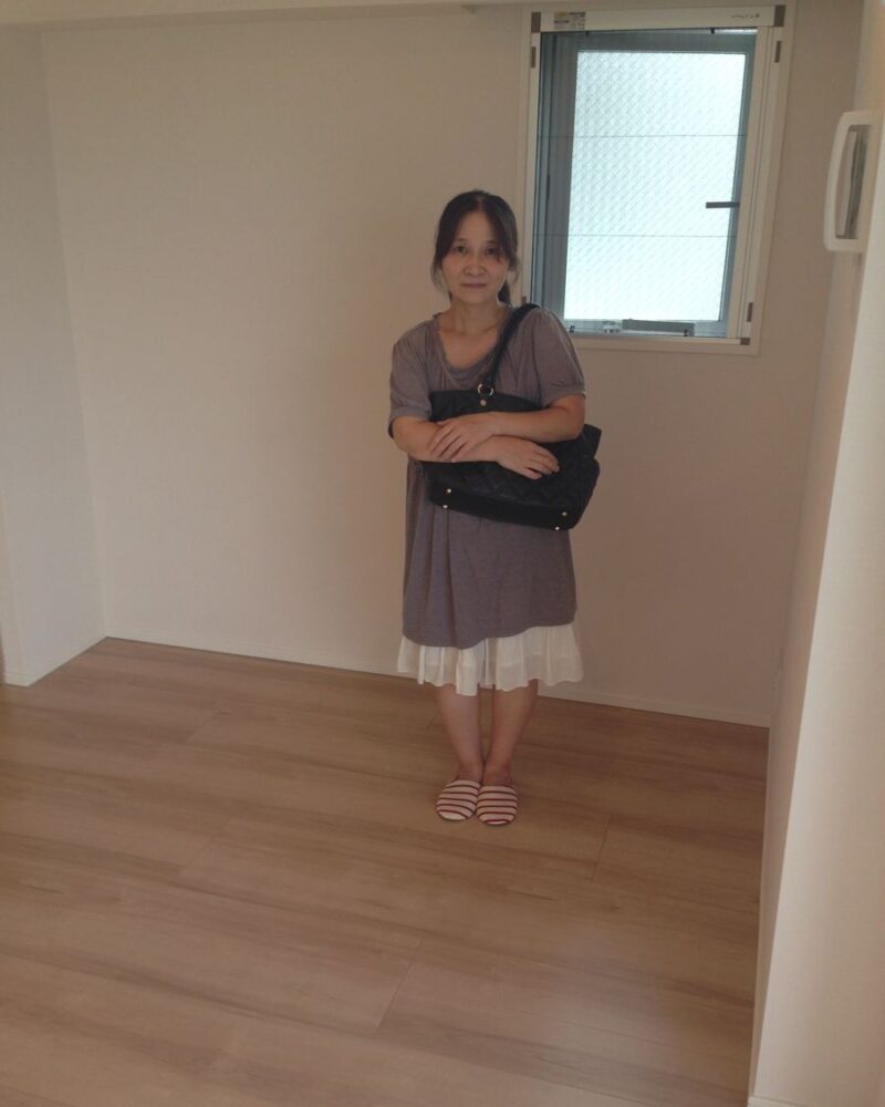 東京都練馬区のご新築戸建てで施工後の床とお客様（ワンニャンすべらんフロアコーティング施工後）