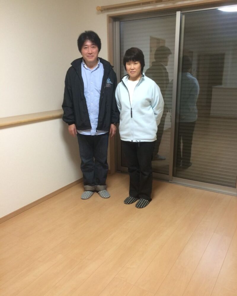 東京都練馬区のご新築戸建てで施工後の床とお客様（ワンニャンすべらんフロアコーティング施工後）