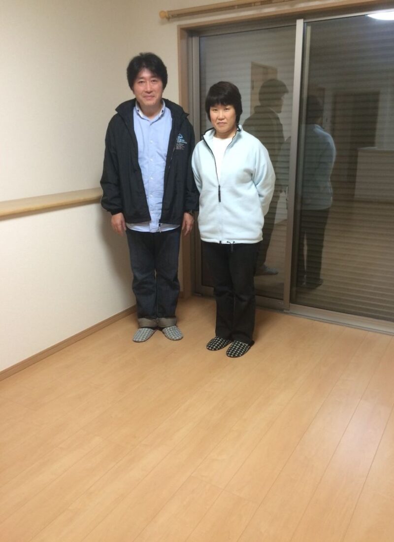 東京都練馬区のご新築戸建てで施工後の床とお客様（ワンニャンすべらんフロアコーティング施工後）