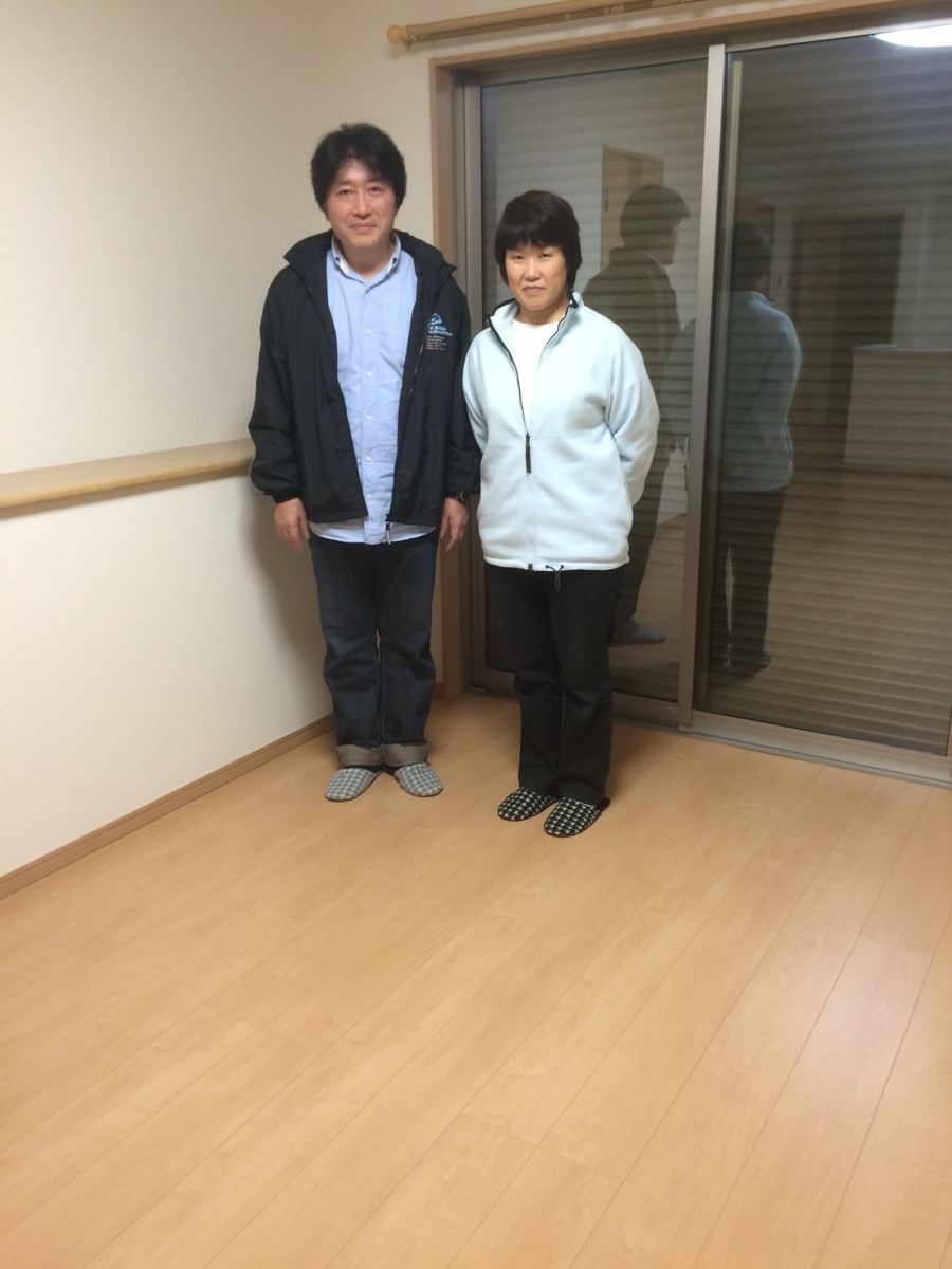 東京都練馬区のご新築戸建てで施工後の床とお客様(ワンニャンすべらんフロアコーティング施工後)