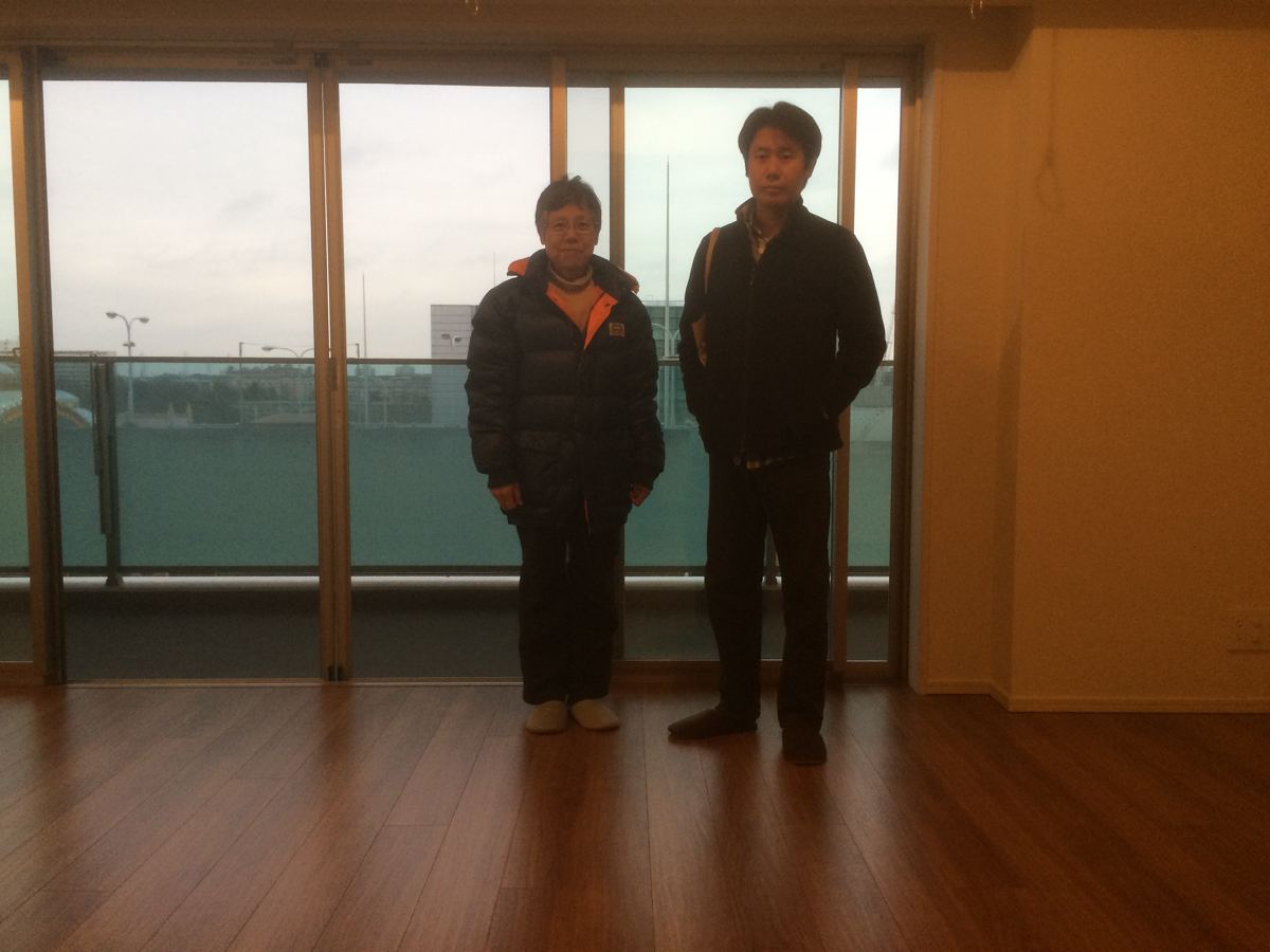 東京都練馬区のご新築マンションで施工後の床とお客様(ワンニャンすべらんフロアコーティング施工後)
