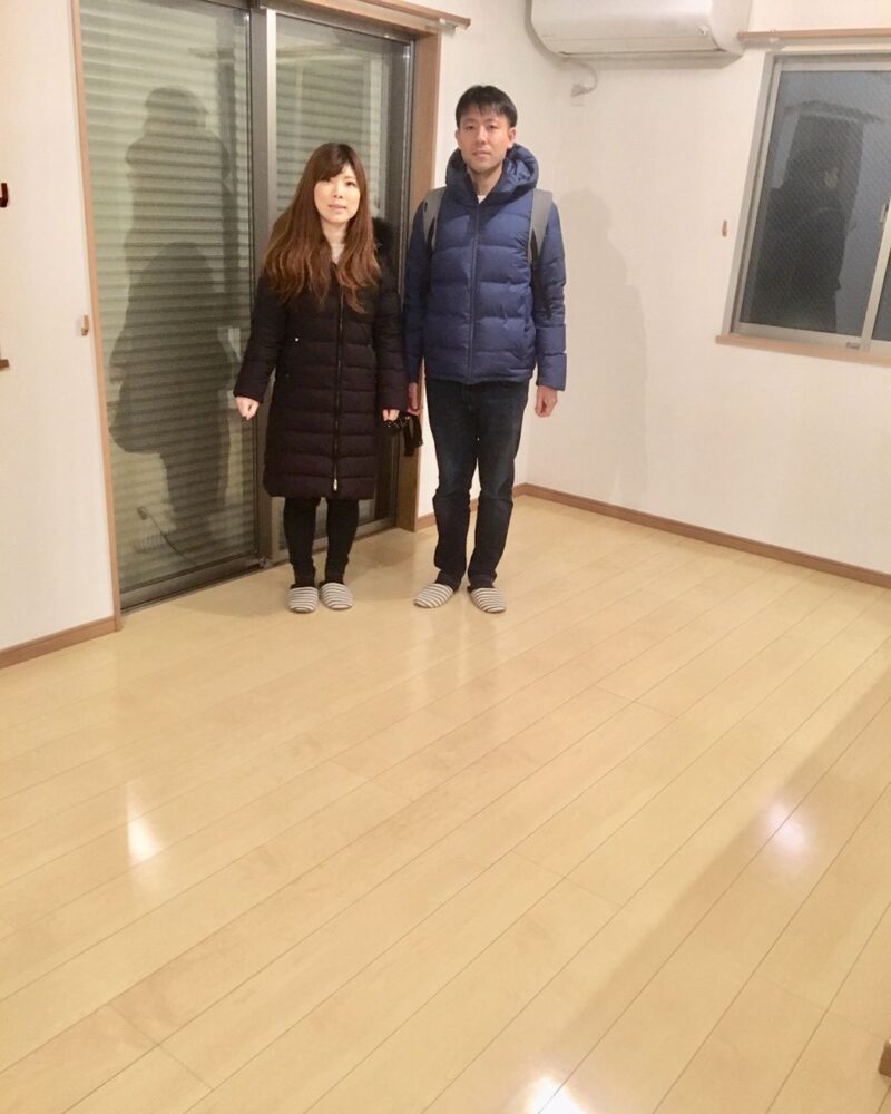神奈川県相模原市南区のご新築戸建てで施工後の艶のある床に立つご夫婦（セラミックガラスフロアコーティング（微光沢）施工後）