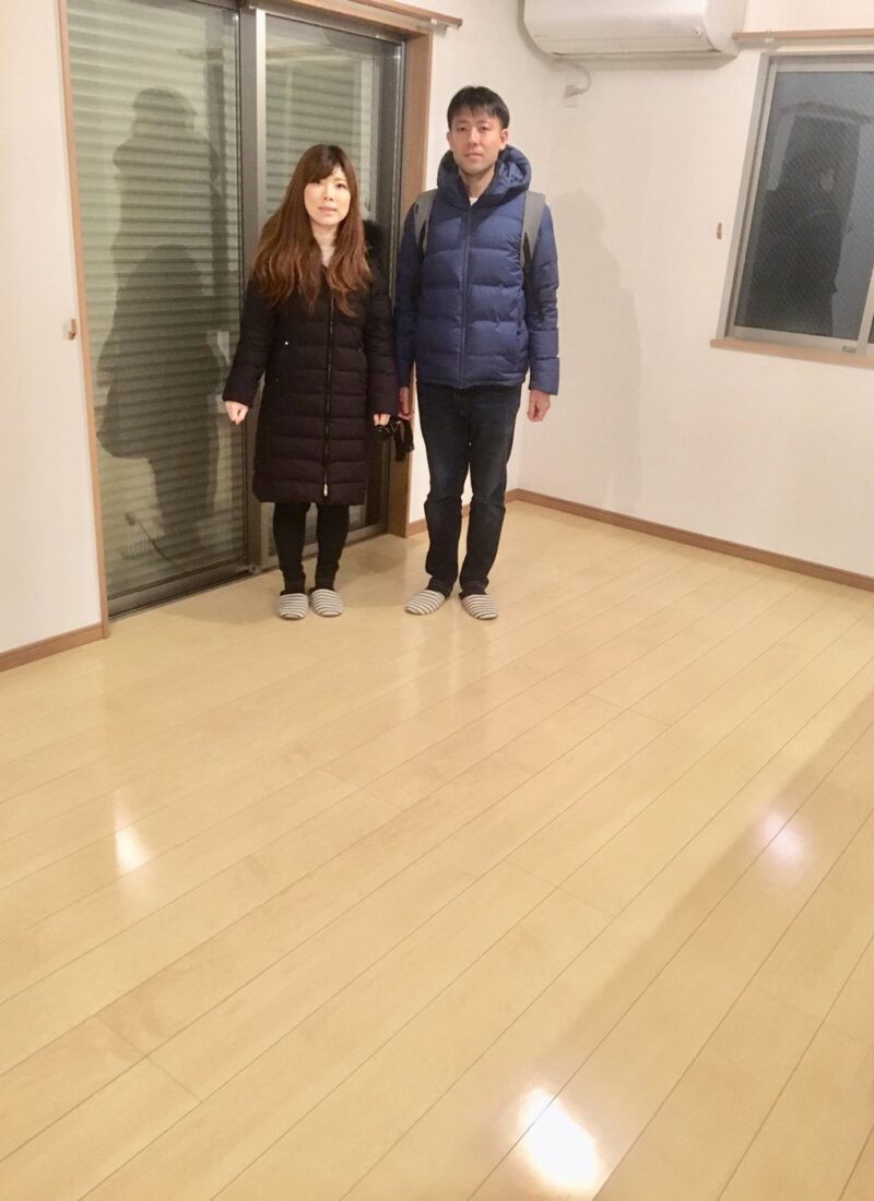 神奈川県相模原市南区のご新築戸建てで施工後の艶のある床に立つご夫婦（セラミックガラスフロアコーティング（微光沢）施工後）