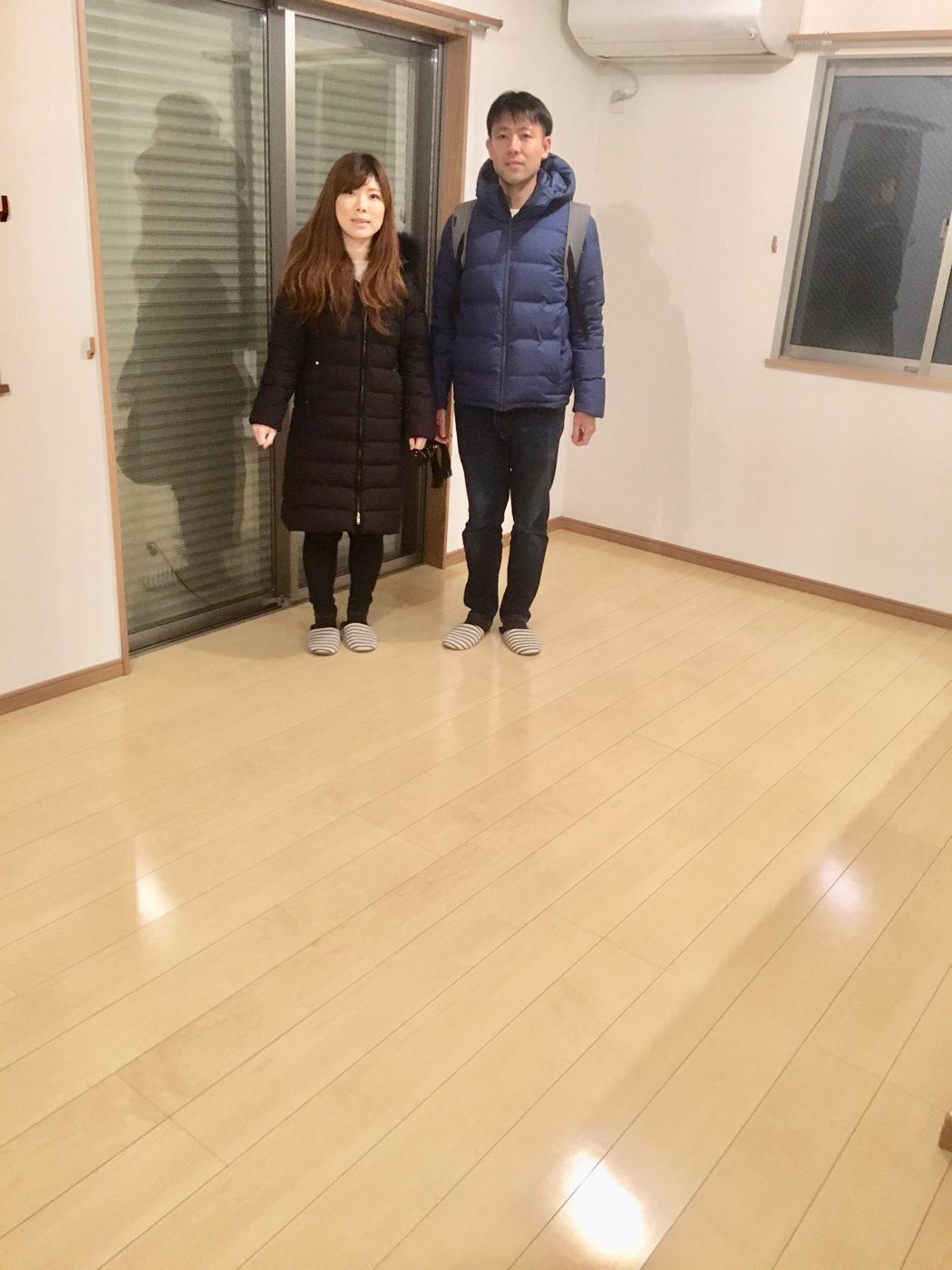 神奈川県相模原市南区のご新築戸建てで施工後の艶のある床に立つご夫婦(セラミックガラスフロアコーティング(微光沢)施工後)