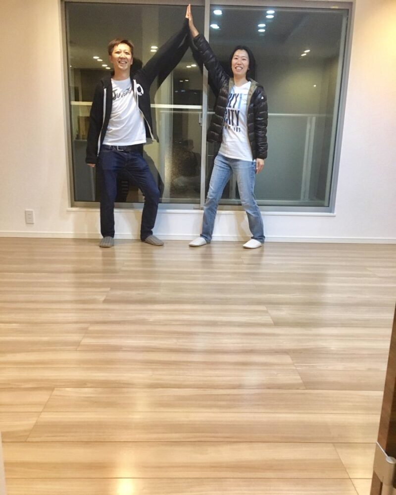 埼玉県さいたま市のご新築戸建てで施工後の床とお客様（セラミックガラスフロアコーティング（光沢）施工後）