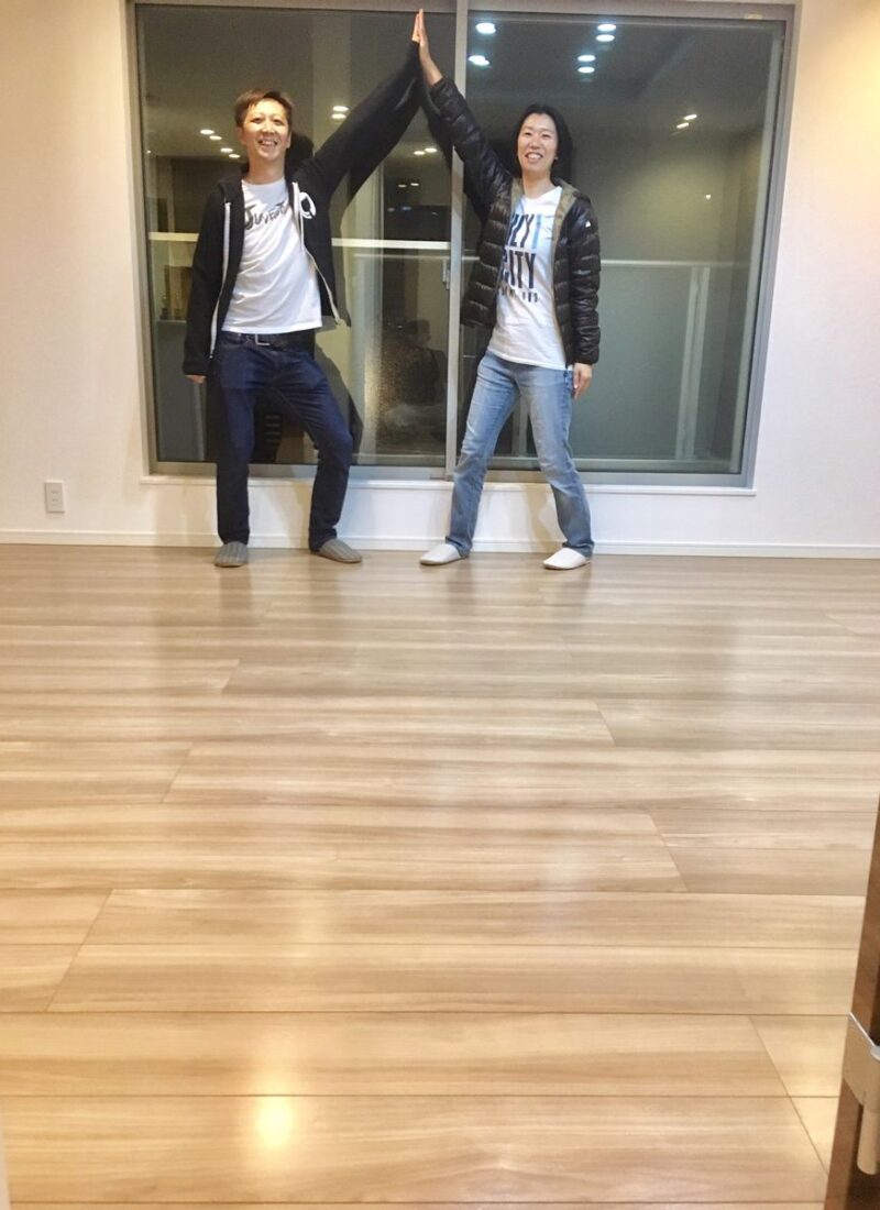 埼玉県さいたま市のご新築戸建てで施工後の床とお客様（セラミックガラスフロアコーティング（光沢）施工後）
