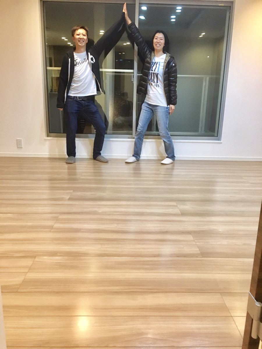 埼玉県さいたま市のご新築戸建てで施工後の床とお客様(セラミックガラスフロアコーティング(光沢)施工後)