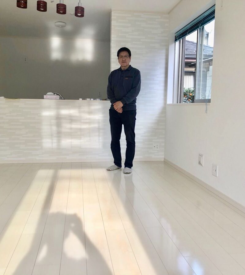 埼玉県さいたま市のご新築戸建てで施工後の床とお客様（セラミックガラスフロアコーティング（光沢）施工後）