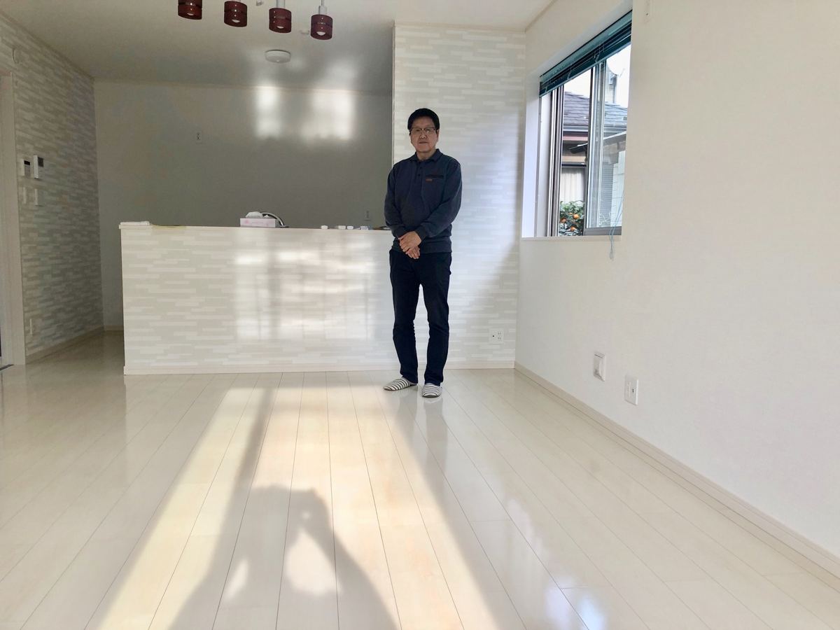 埼玉県さいたま市のご新築戸建てで施工後の床とお客様(セラミックガラスフロアコーティング(光沢)施工後)