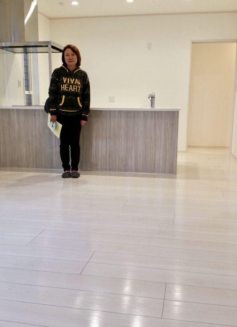 埼玉県さいたま市のご新築マンションで施工後の床とお客様（セラミックガラスフロアコーティング（光沢）施工後）