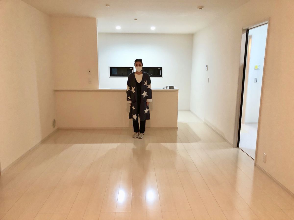 埼玉県さいたま市のご新築マンションで施工後の床とお客様(セラミックガラスフロアコーティング(光沢)施工後)