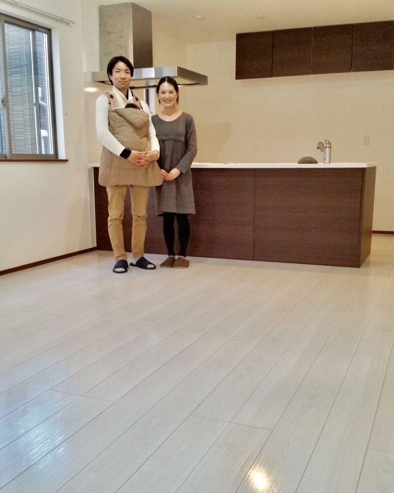 埼玉県さいたま市のご新築戸建てで施工後の床とお客様（セラミックガラスフロアコーティング（光沢）施工後）