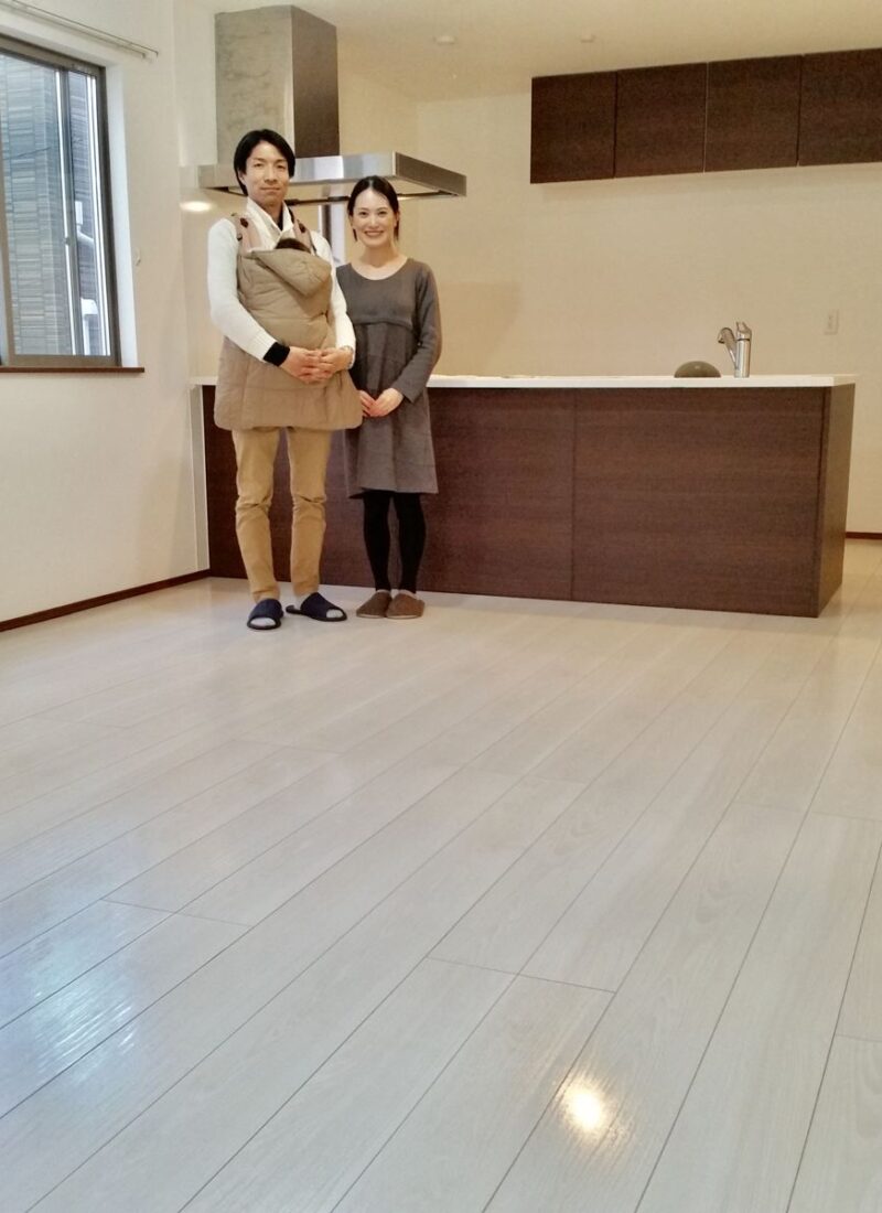 埼玉県さいたま市のご新築戸建てで施工後の床とお客様（セラミックガラスフロアコーティング（光沢）施工後）