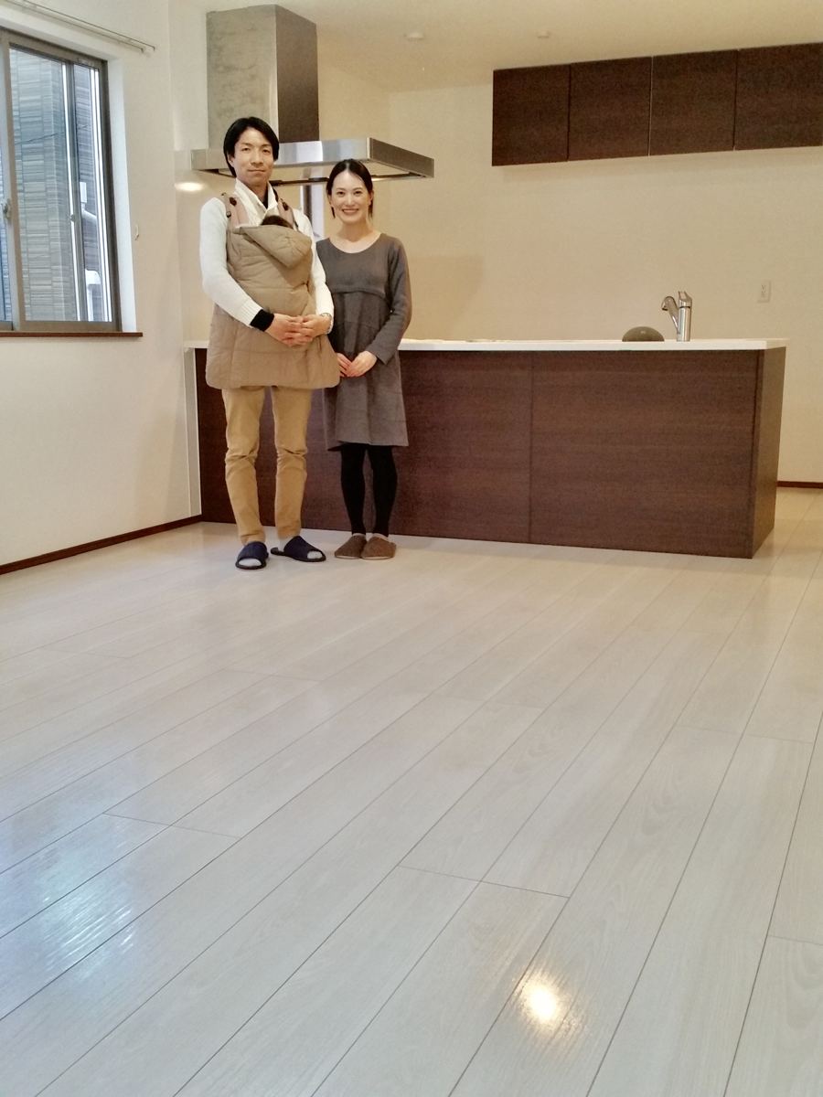 埼玉県さいたま市のご新築戸建てで施工後の床とお客様（セラミックガラスフロアコーティング（光沢）施工後）