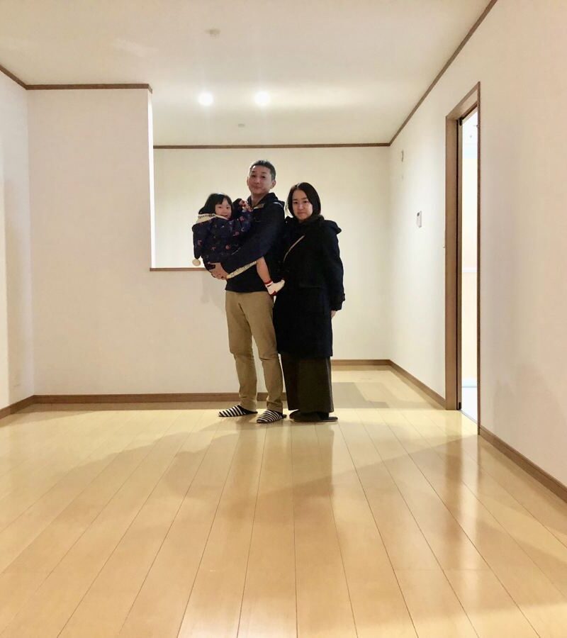 埼玉県さいたま市のご新築戸建てで施工後の床とお客様（セラミックガラスフロアコーティング（光沢）施工後）