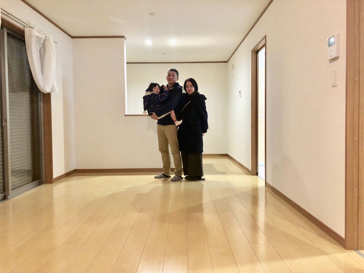 埼玉県さいたま市のご新築戸建てで施工後の床とお客様(セラミックガラスフロアコーティング(光沢)施工後)