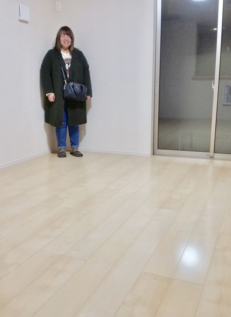 埼玉県さいたま市のご新築マンションで施工後の床とお客様（セラミックガラスフロアコーティング（光沢）施工後）