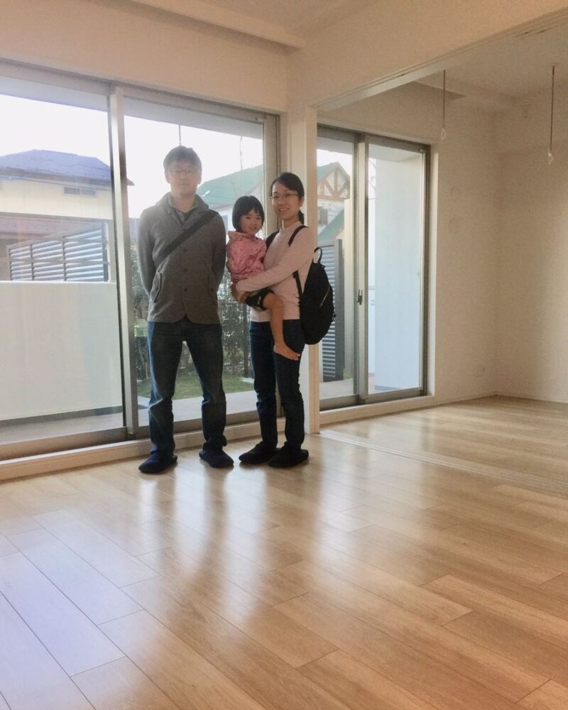 埼玉県さいたま市のご新築マンションで施工後の床とお客様（セラミックガラスフロアコーティング（微光沢）施工後）