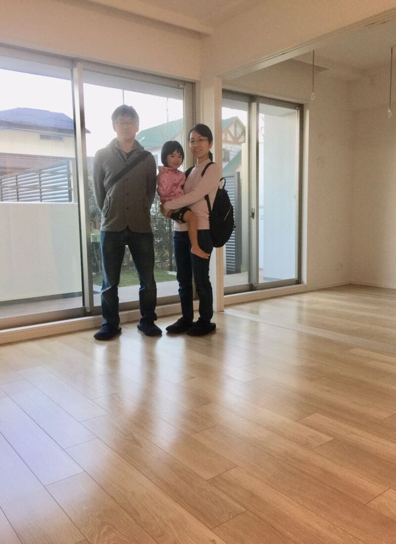 埼玉県さいたま市のご新築マンションで施工後の床とお客様（セラミックガラスフロアコーティング（微光沢）施工後）