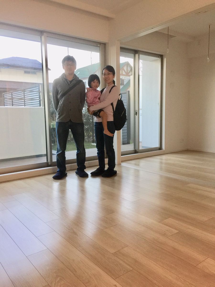 埼玉県さいたま市のご新築マンションで施工後の床とお客様(セラミックガラスフロアコーティング(微光沢)施工後)
