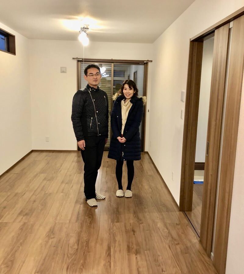 埼玉県さいたま市のご新築戸建てで施工後の床とお客様（セラミックガラスフロアコーティング（微光沢）施工後）