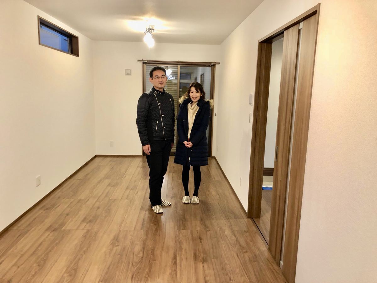 埼玉県さいたま市のご新築戸建てで施工後の床とお客様（セラミックガラスフロアコーティング（微光沢）施工後）