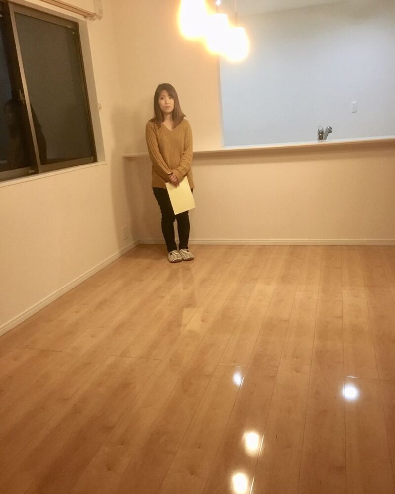 埼玉県さいたま市のご新築戸建てで施工後の床とお客様（シリコンフロアコーティング施工後）