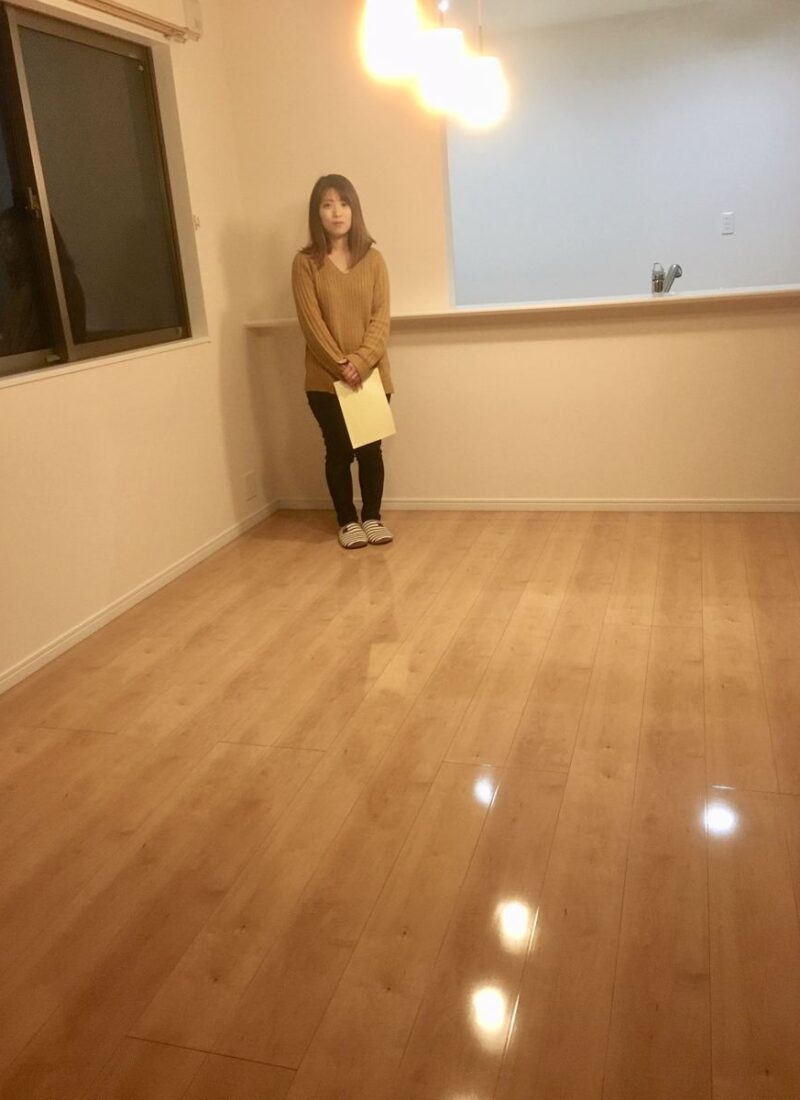 埼玉県さいたま市のご新築戸建てで施工後の床とお客様（シリコンフロアコーティング施工後）