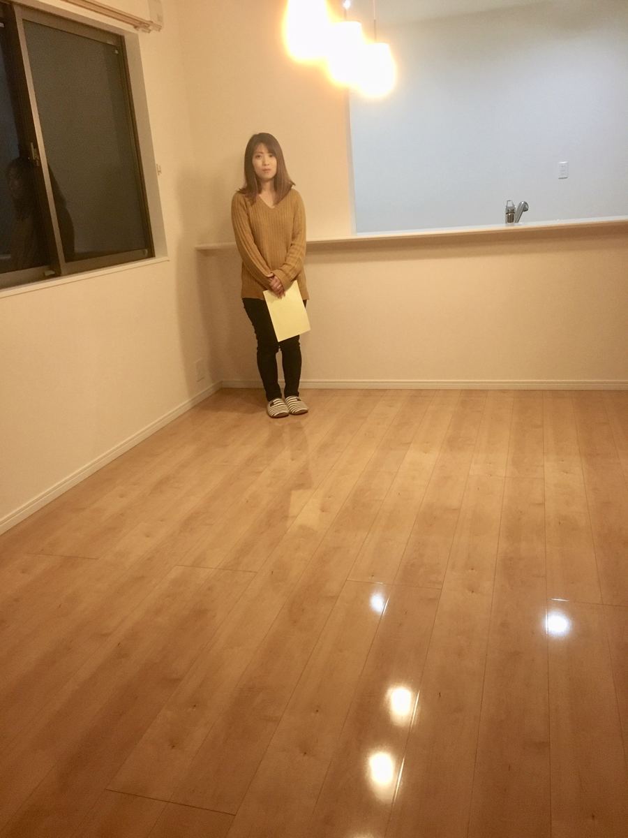 埼玉県さいたま市のご新築戸建てで施工後の床とお客様(シリコンフロアコーティング施工後)