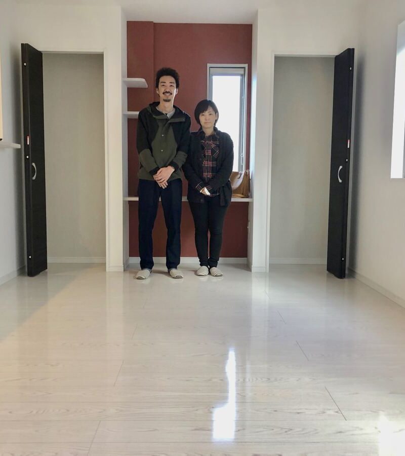 埼玉県さいたま市のご新築マンションで施工後の床とお客様（シリコンフロアコーティング施工後）