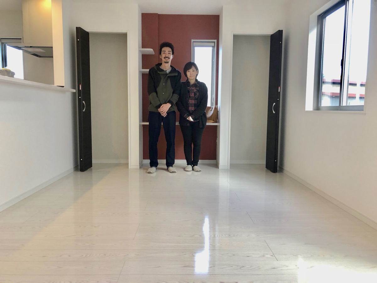 埼玉県さいたま市のご新築マンションで施工後の床とお客様(シリコンフロアコーティング施工後)