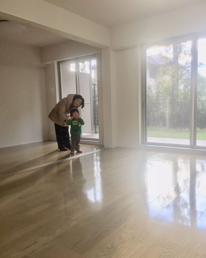 埼玉県さいたま市のご新築戸建てで施工後の床とお客様（シリコンフロアコーティング施工後）