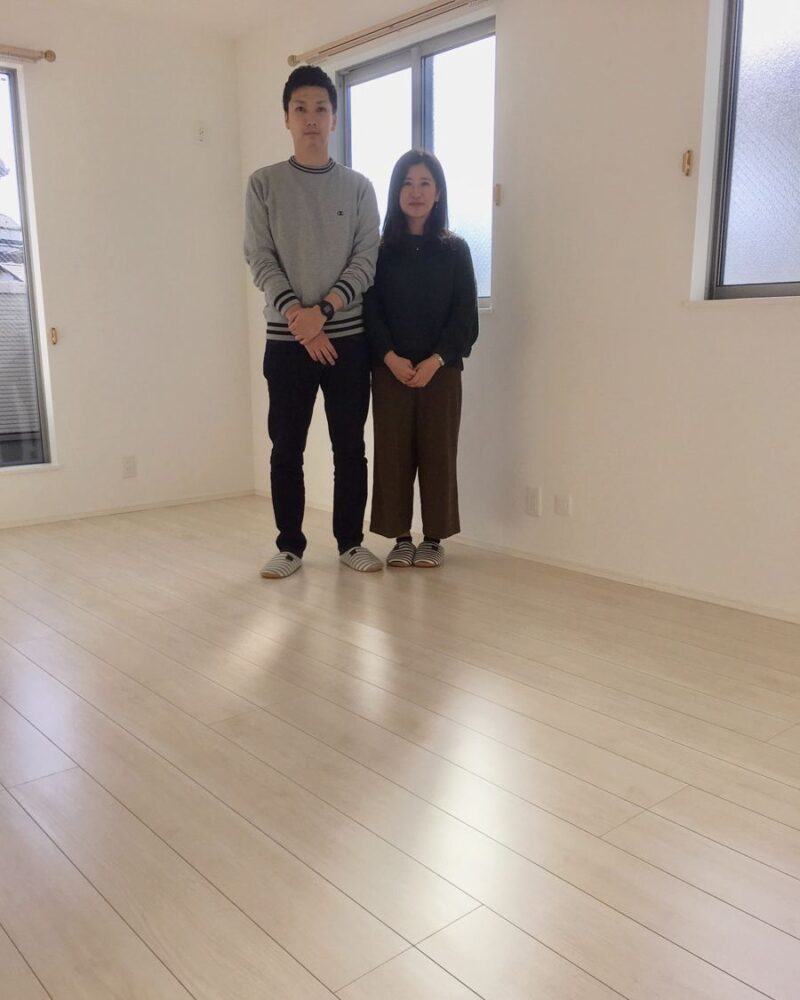 埼玉県さいたま市のご新築戸建てで施工後の床とお客様（水性ウレタンフロアコーティング施工後）