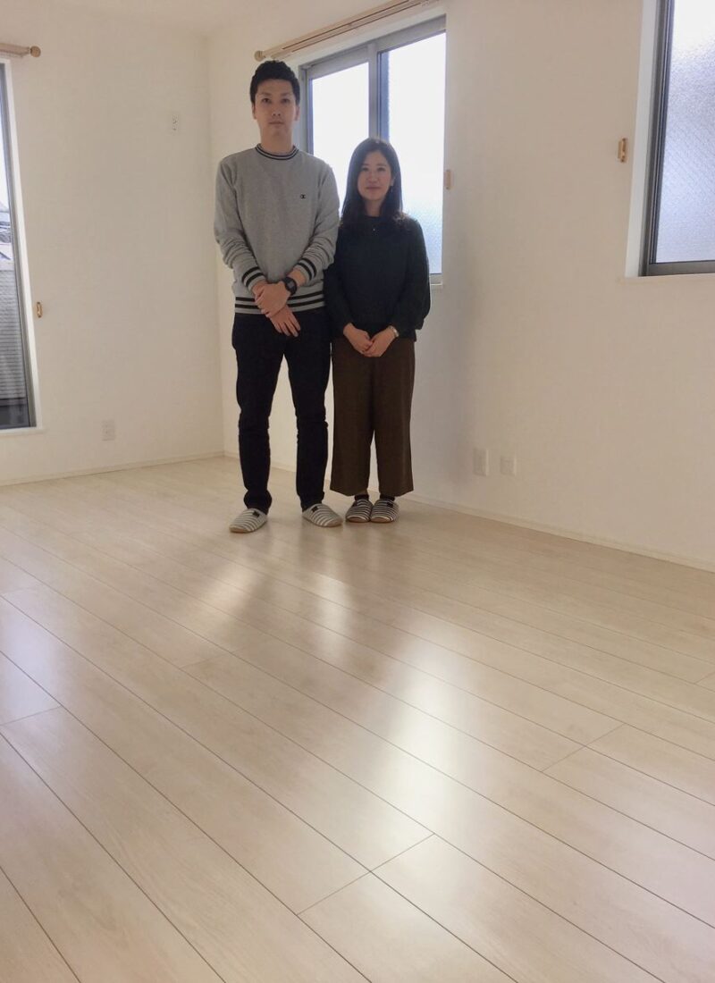 埼玉県さいたま市のご新築戸建てで施工後の床とお客様（水性ウレタンフロアコーティング施工後）