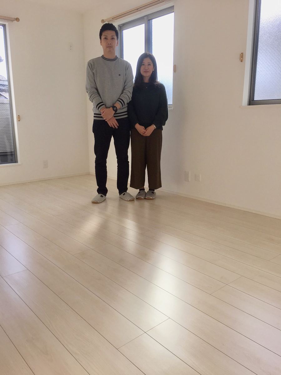埼玉県さいたま市のご新築戸建てで施工後の床とお客様(水性ウレタンフロアコーティング施工後)