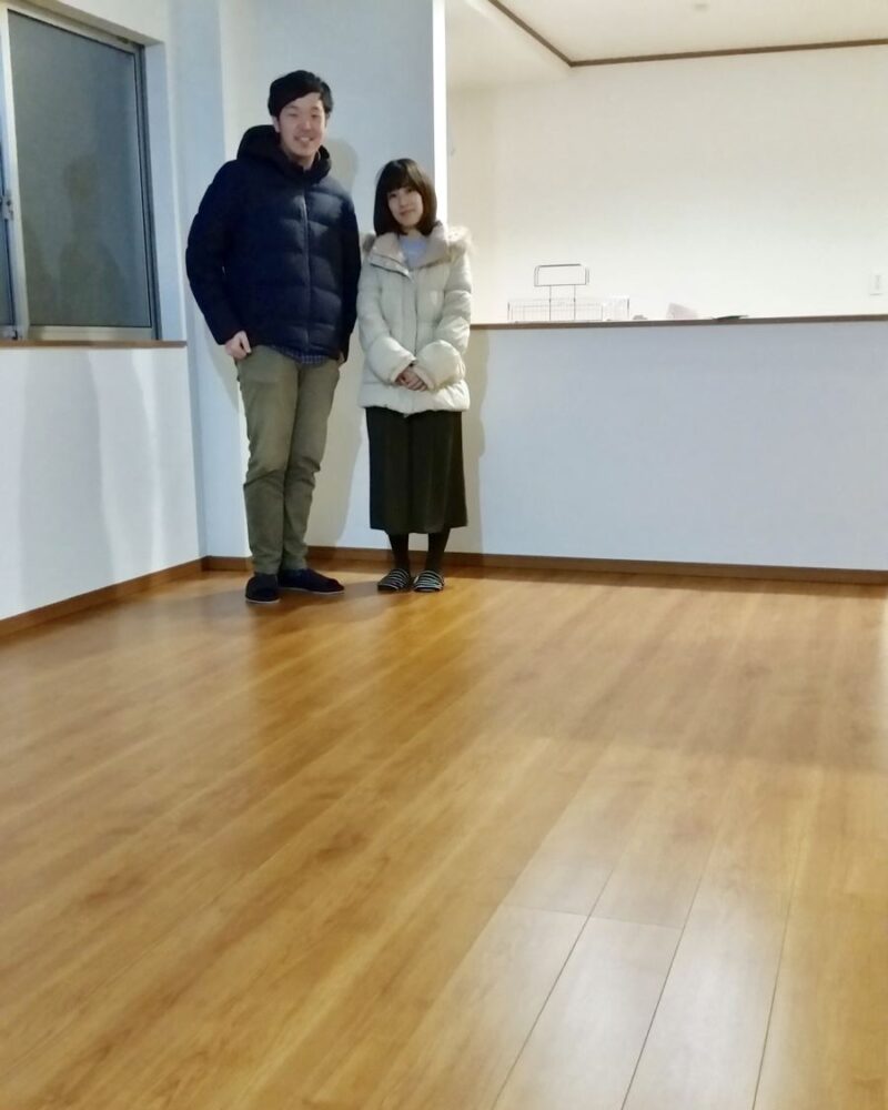 埼玉県さいたま市のご新築マンションで施工後の床とお客様（水性ウレタンフロアコーティング施工後）
