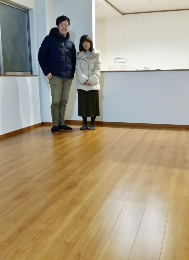 埼玉県さいたま市のご新築マンションで施工後の床とお客様（水性ウレタンフロアコーティング施工後）