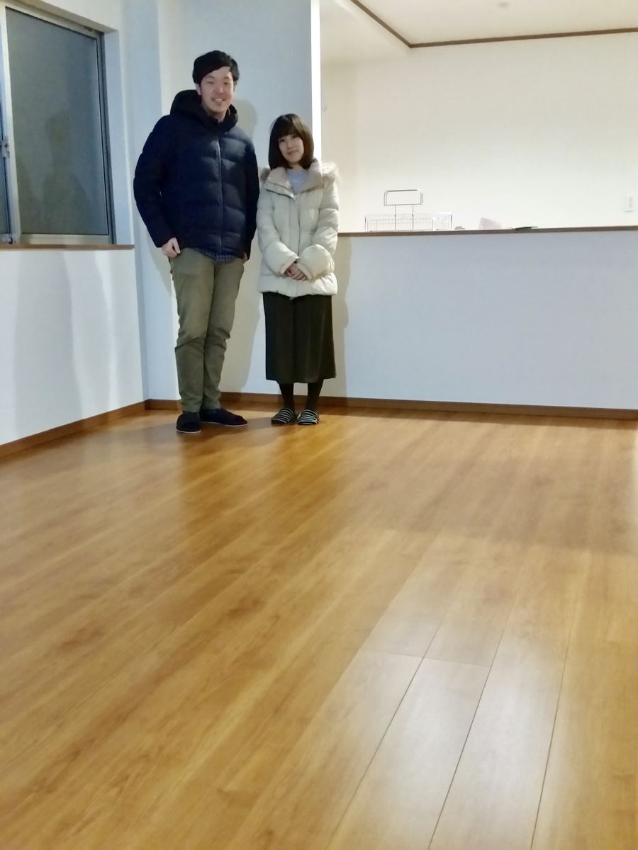 埼玉県さいたま市のご新築マンションで施工後の床とお客様(水性ウレタンフロアコーティング施工後)