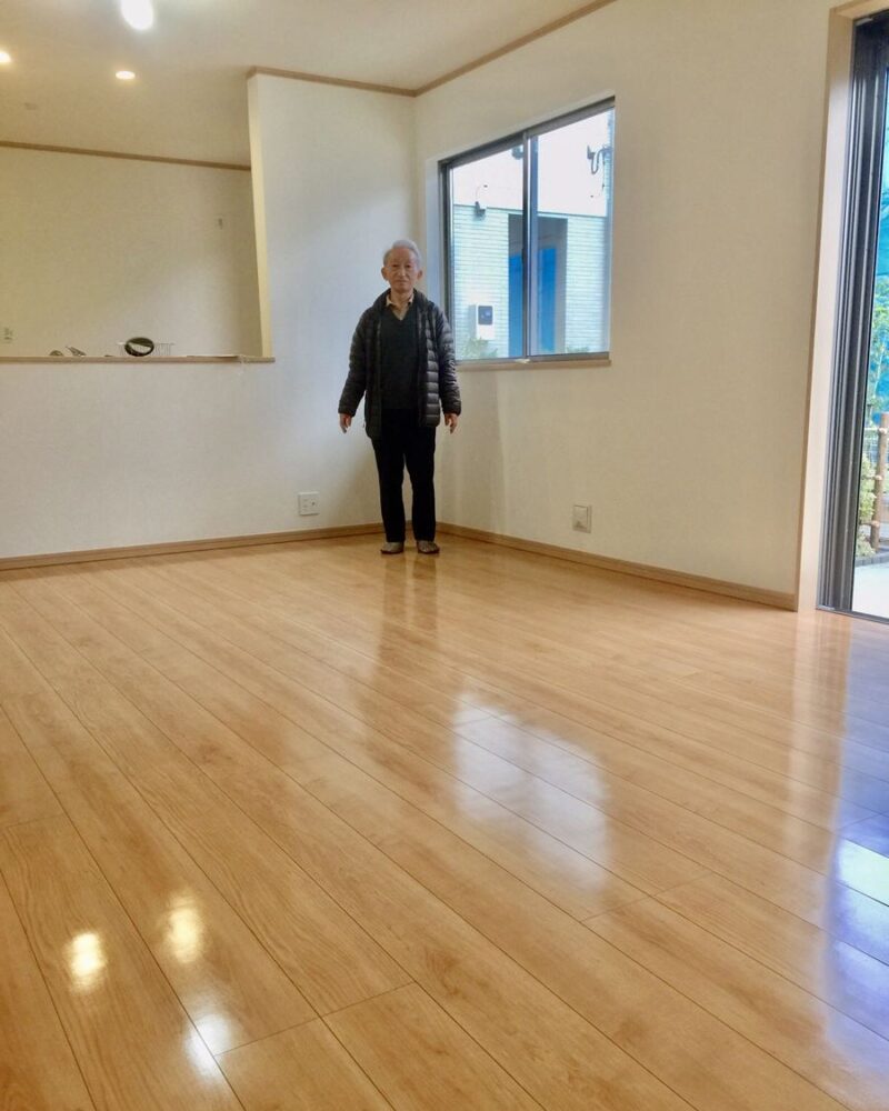 埼玉県さいたま市のご新築戸建てで施工後の床とお客様（UVフロアコーティング施工後）
