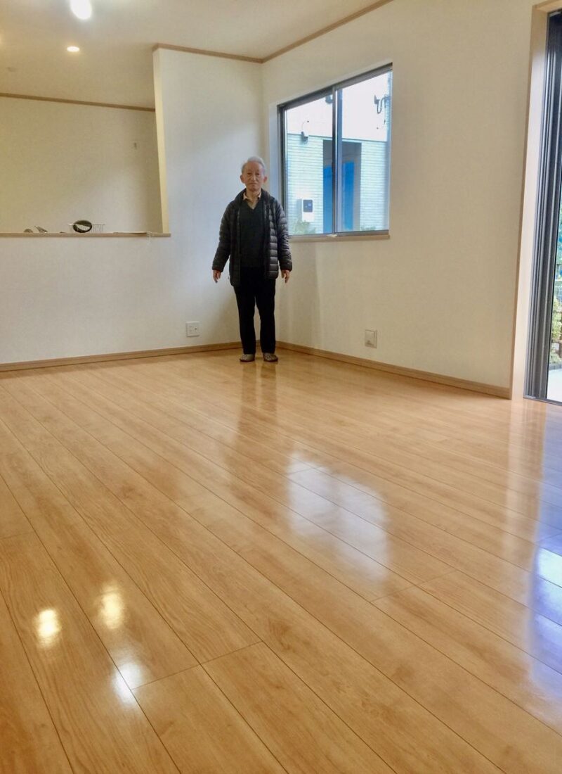 埼玉県さいたま市のご新築戸建てで施工後の床とお客様（UVフロアコーティング施工後）