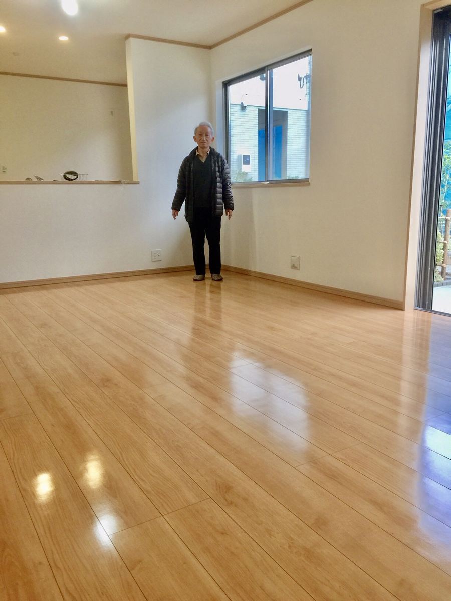 埼玉県さいたま市のご新築戸建てで施工後の床とお客様(UVフロアコーティング施工後)