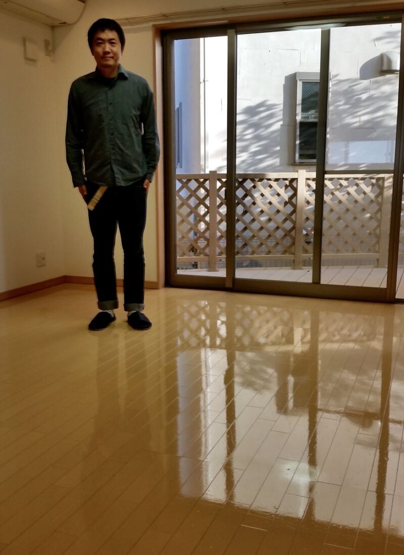 埼玉県さいたま市のご新築マンションで施工後の床とお客様（UVフロアコーティング施工後）