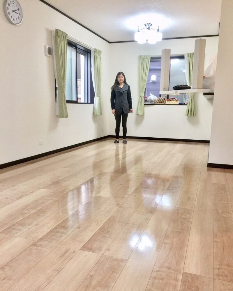 埼玉県さいたま市のご新築戸建てで施工後の床とお客様（UVフロアコーティング施工後）