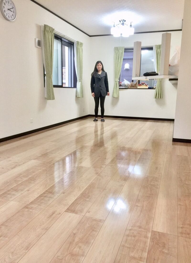 埼玉県さいたま市のご新築戸建てで施工後の床とお客様（UVフロアコーティング施工後）