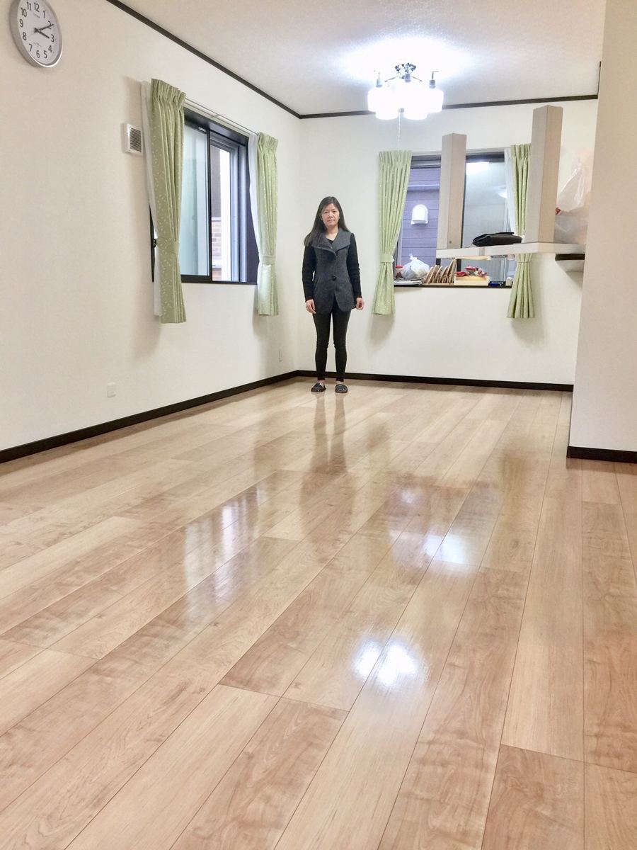 埼玉県さいたま市のご新築戸建てで施工後の床とお客様(UVフロアコーティング施工後)