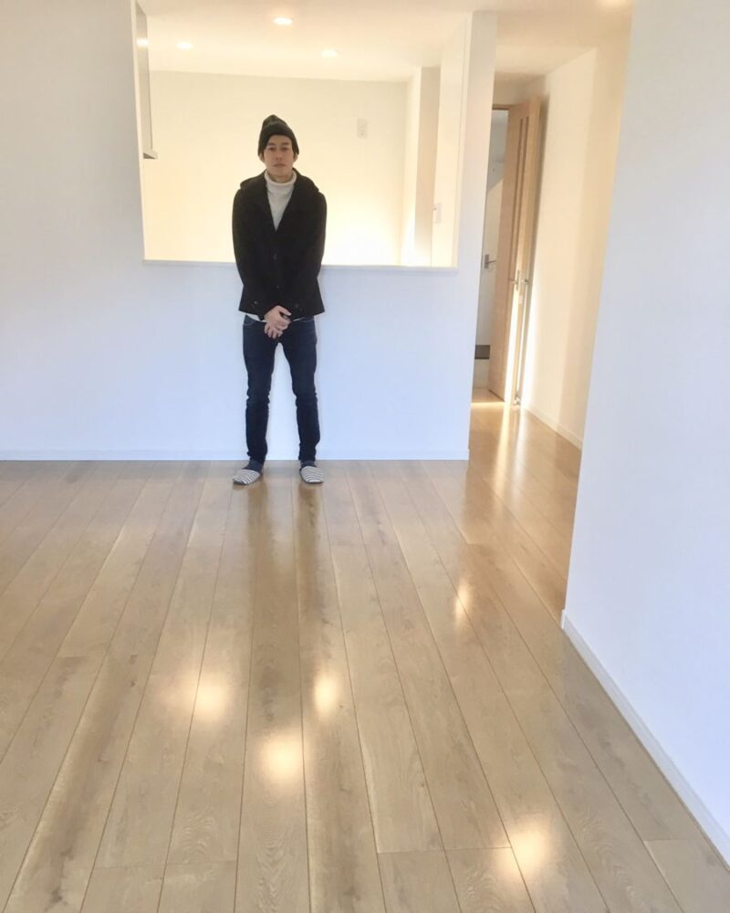 埼玉県さいたま市のご新築マンションで施工後の床とお客様（UVフロアコーティング施工後）