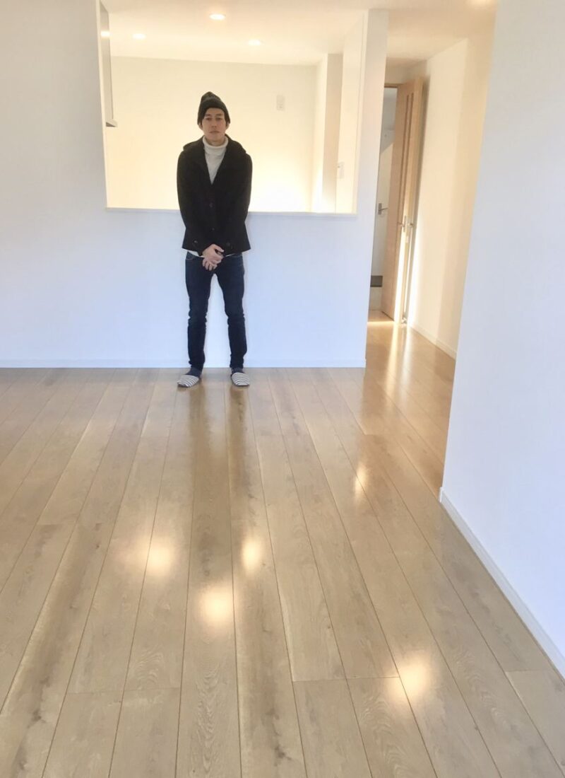 埼玉県さいたま市のご新築マンションで施工後の床とお客様（UVフロアコーティング施工後）