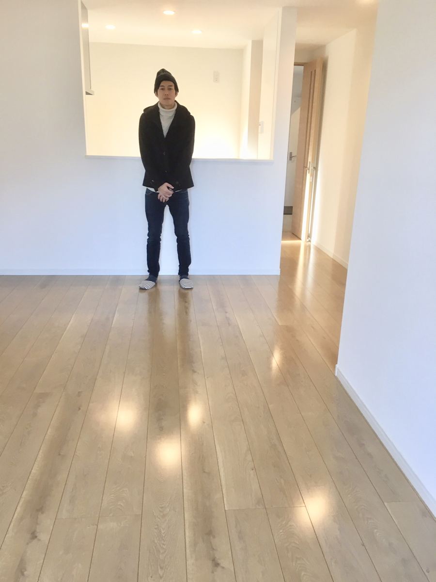 埼玉県さいたま市のご新築マンションで施工後の床とお客様(UVフロアコーティング施工後)