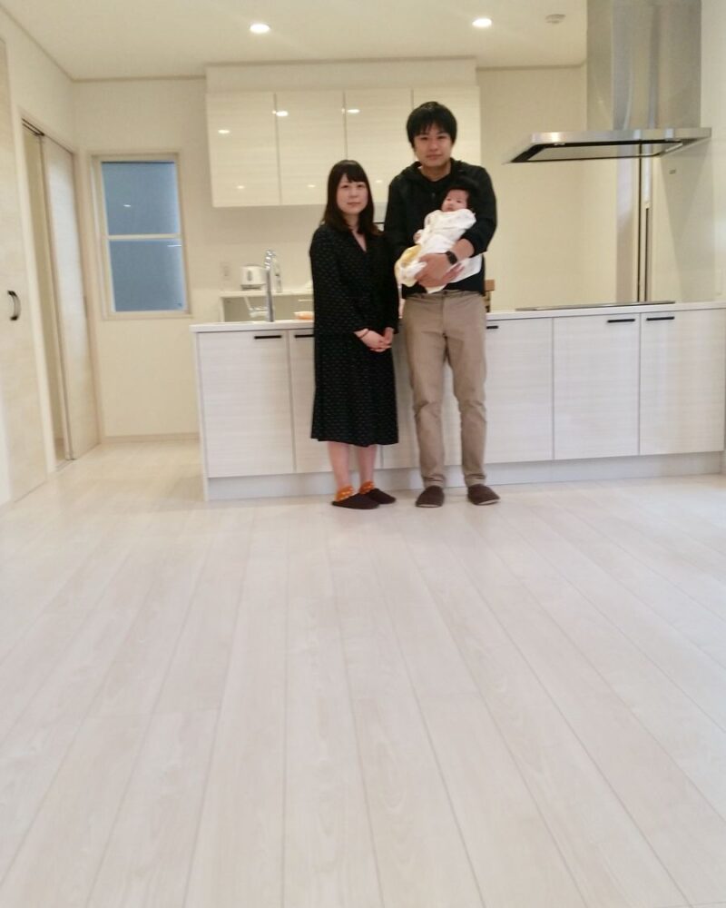 埼玉県さいたま市のご新築マンションで施工後の床とお客様（ワンニャンすべらんフロアコーティング施工後）
